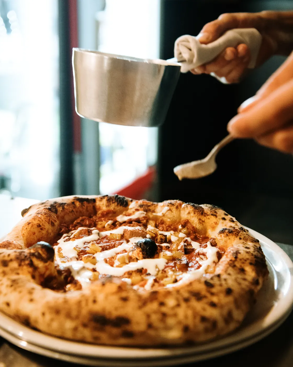 Pizza Margherita appena uscita dal forno