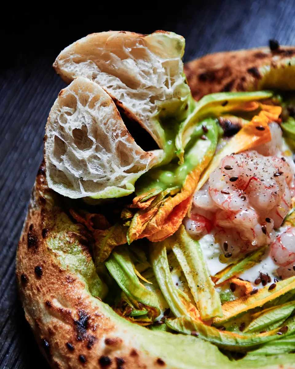 Pizza gourmet con bufala e ingredienti del territorio