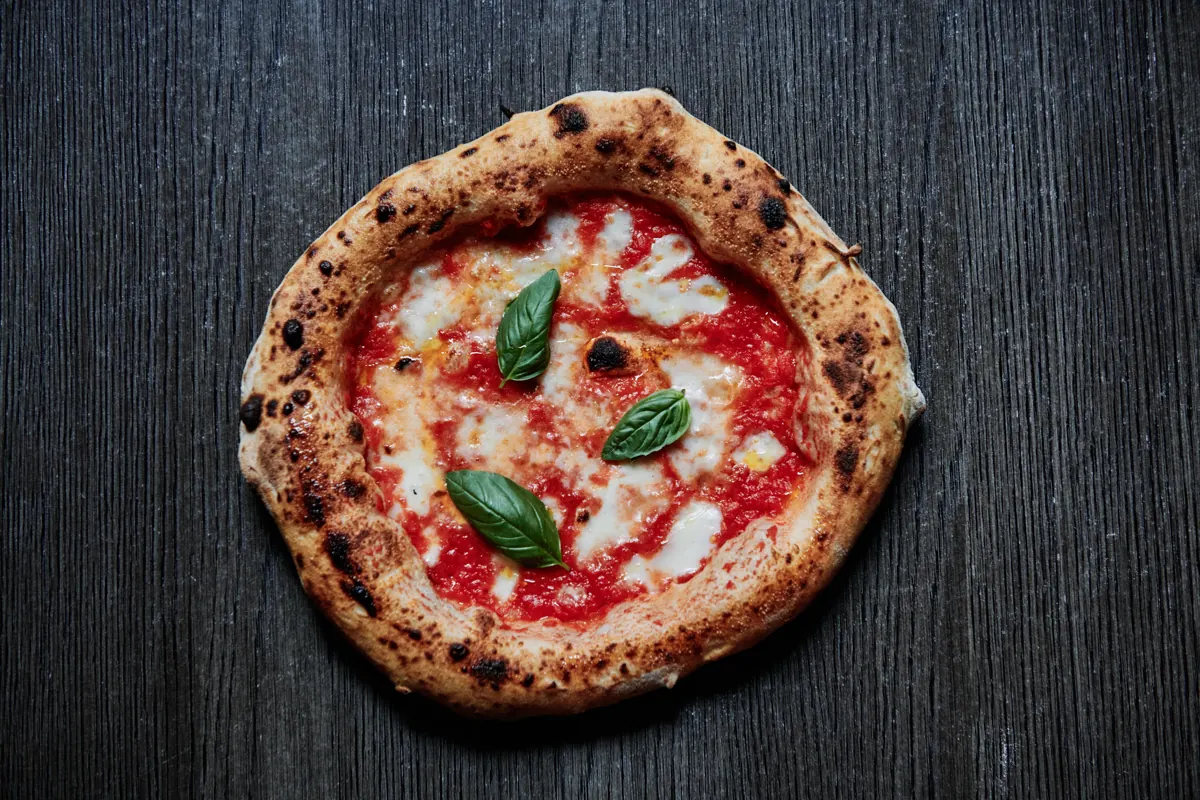 Pizza Napoli — pomodoro San Marzano e fiordilatte
