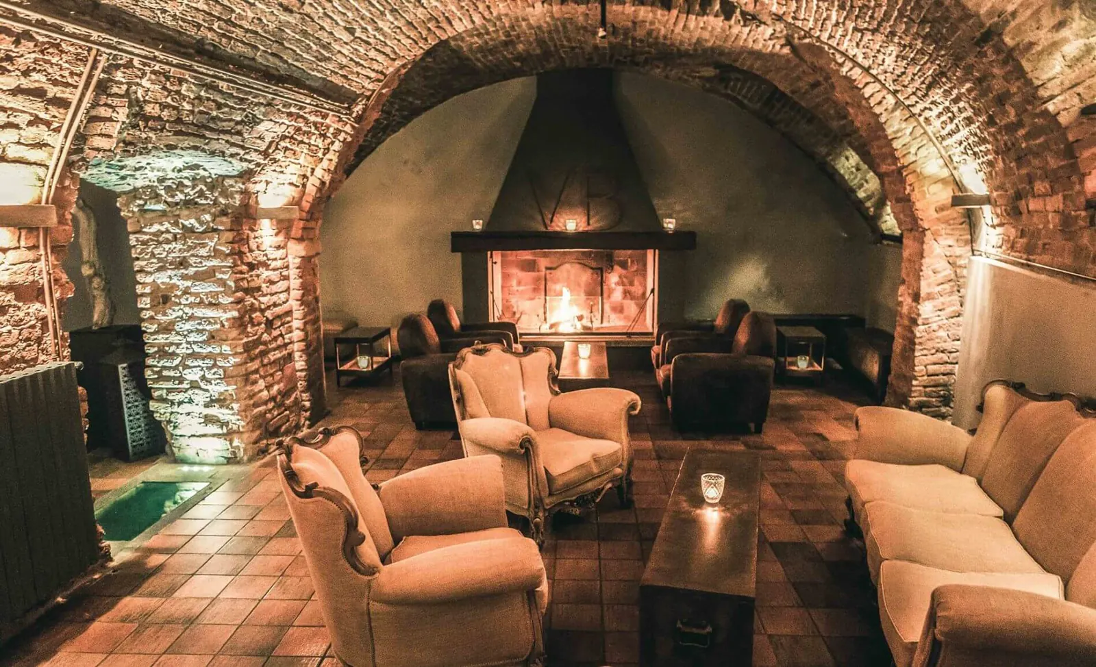 La sala interna di Casa Marenco, volta in mattoni con camino acceso